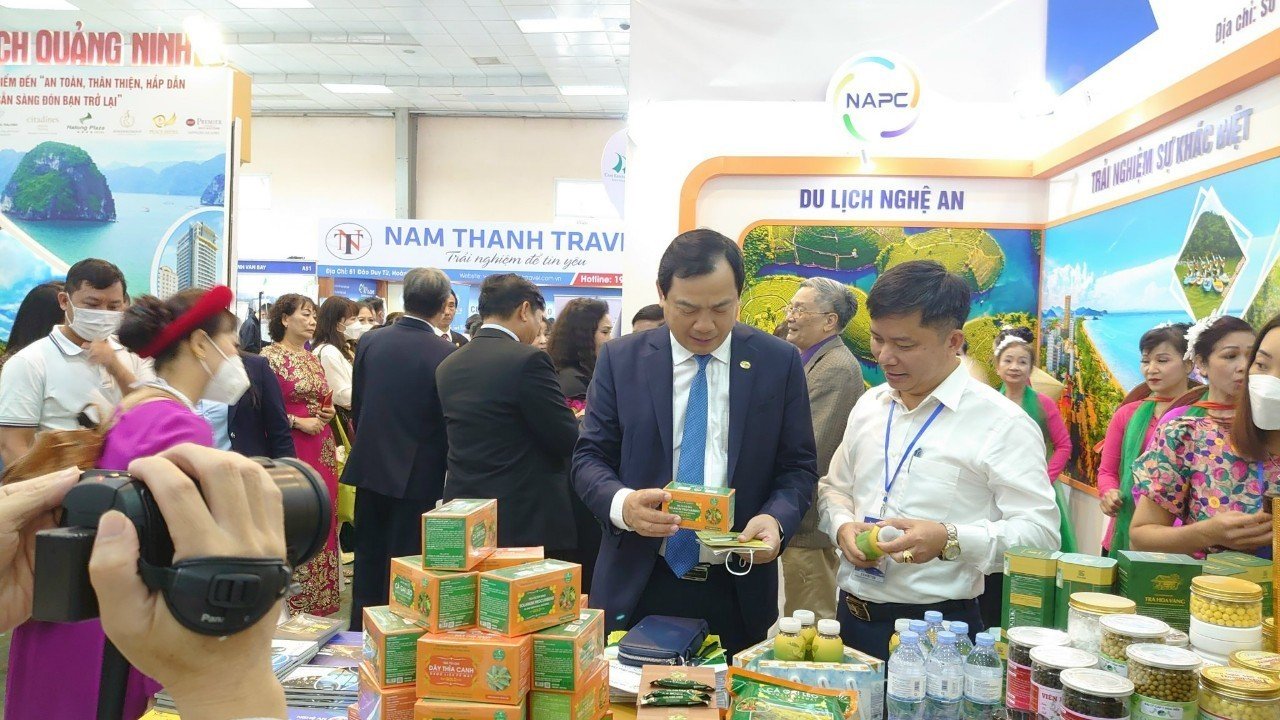 Tổng cục trưởng Tổng cục Du lịch Nguyễn Trùng Khánh tham quan gian hàng Du lịch Nghệ An tại VITM 2022. Nguồn: Internet